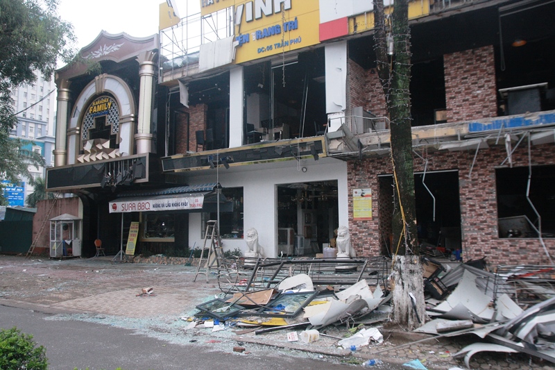 Cận cảnh tòa nhà 2 tầng bị xé nát kinh hoàng trong đêm